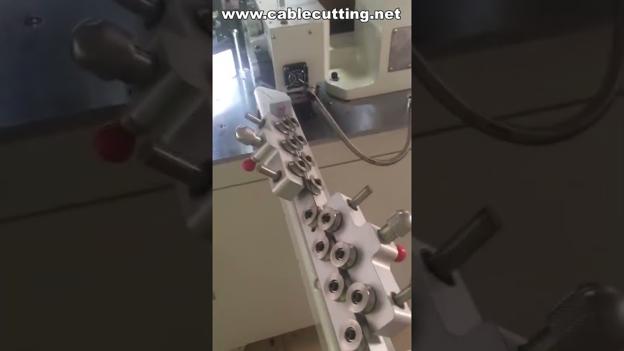 Automatický krimpovací stroj pro oba konce vodičů – rychlý a spolehlivý