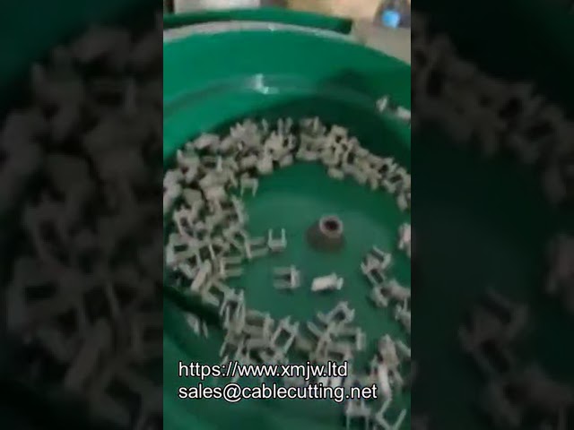 Automatické krimpovací stroje na zástrčky pro francouzský a blízkovýchodní trh