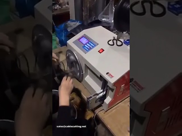 Automatický stroj na navíjení a svazování kabelů a drátů