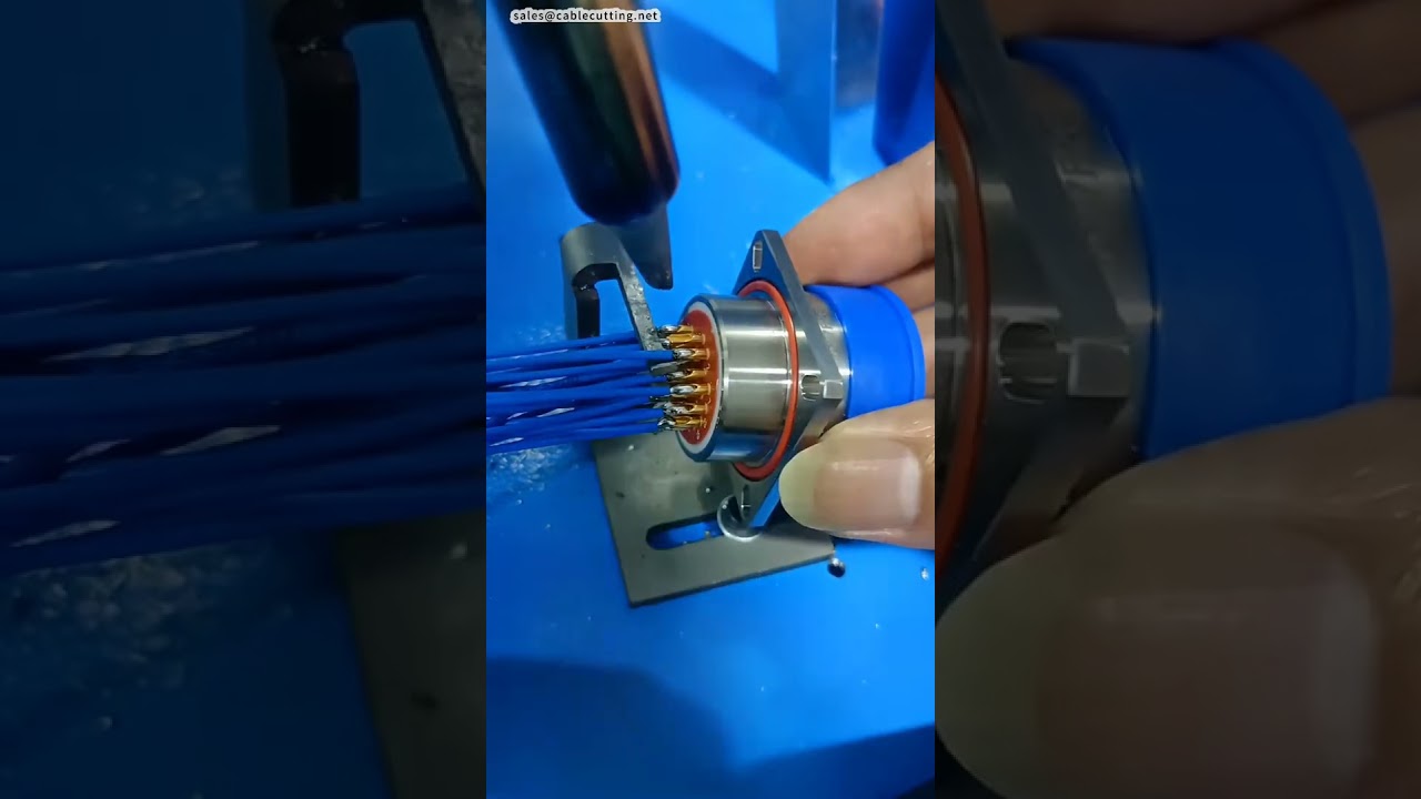 Poloautomatický pájecí stroj s úhlovým podáváním pro letecké konektory