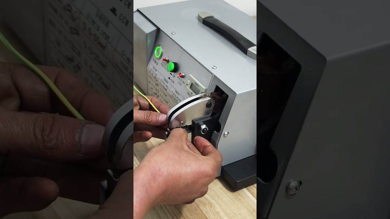 Výkonný elektrický krimpovací stroj na svorky do 70 mm² | Průmyslové vybavení #továrna #stroj