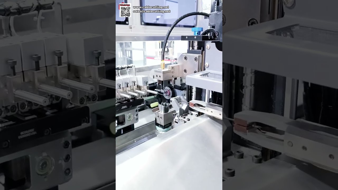 Plně automatický stroj na krimpování terminálů a zasouvání konektorů – vše v jednom