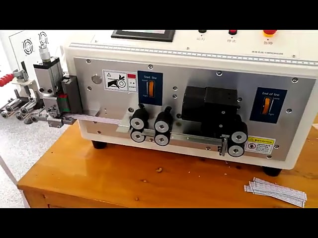 Nejprodávanější automatický stroj na dělení a odizolování plochých páskových kabelů (2–40 pinů)