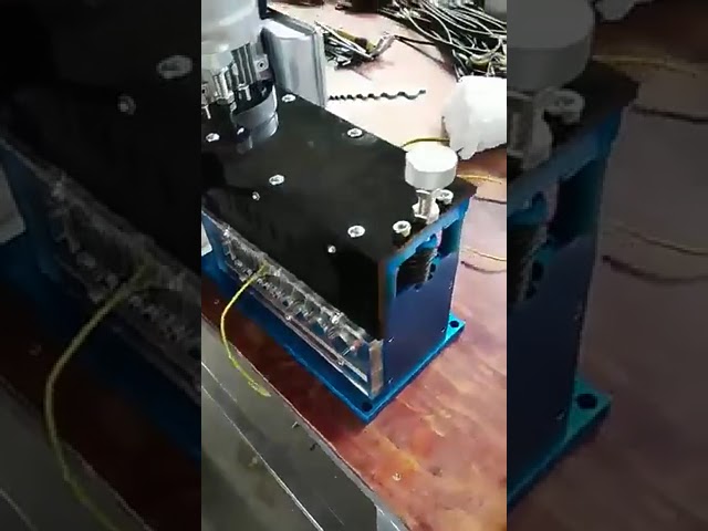 Průmyslový odizolovávač kabelů 15-42 mm s podávacím kolem, 370 W, 15 kV, 220 V