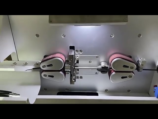 Plně automatický stroj na stříhání a odizolování drátů s dotykovým displejem
