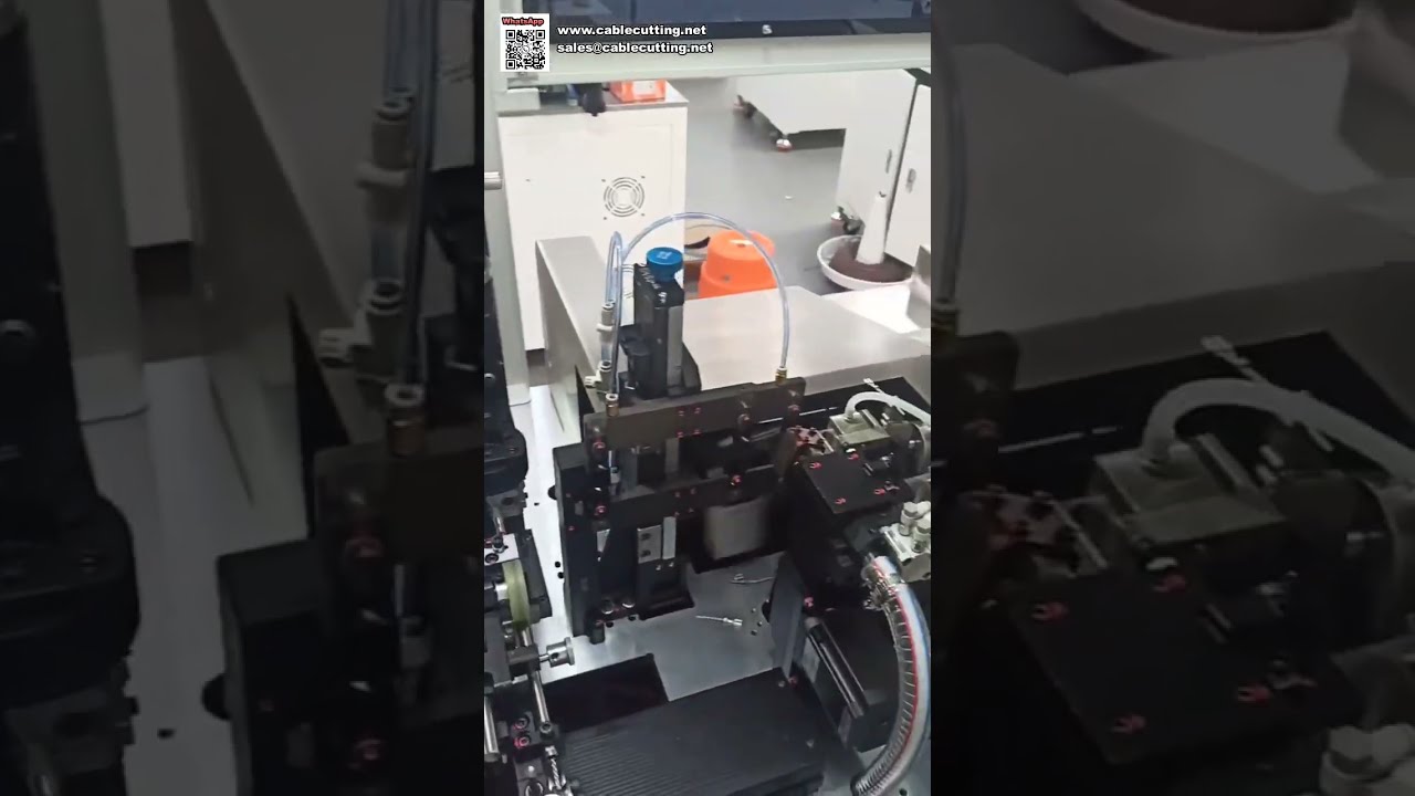 Špičkový automatizovaný stroj pro zpracování kabelových svazků a krimpování terminálů