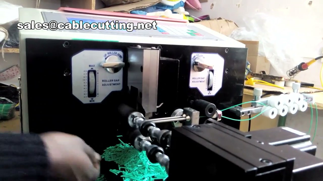 Automatický stroj na řezání, odizolování a kroucení drátů