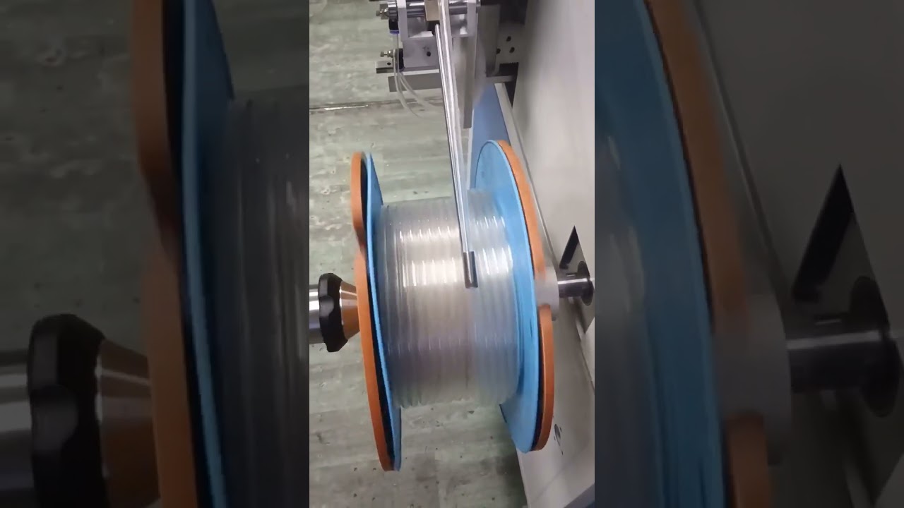 Automatický stroj na měření, počítání, třídění, řezání a navíjení PVC hadic s přesným metrováním